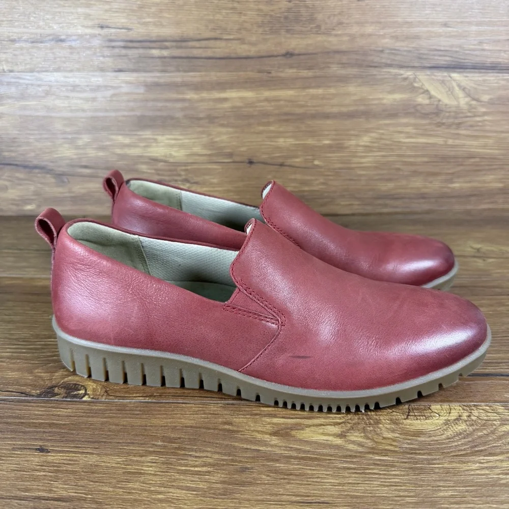 Dansko ships within